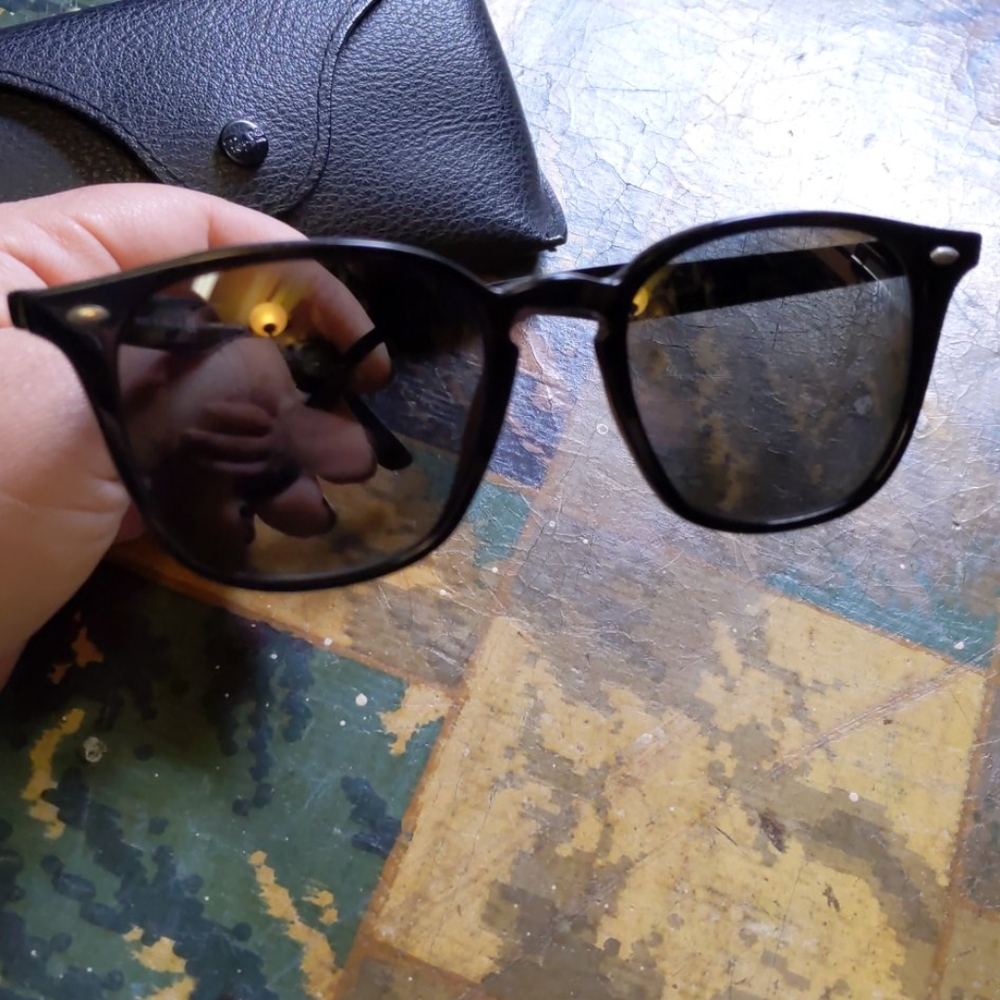 Ray Ban sunglasses with case - Picture 3 of 4